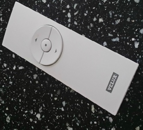 VeluxdecoratieProductfotobediening Bediening Velux plisségordijnen lichtkoepels Hennie's Zonwering