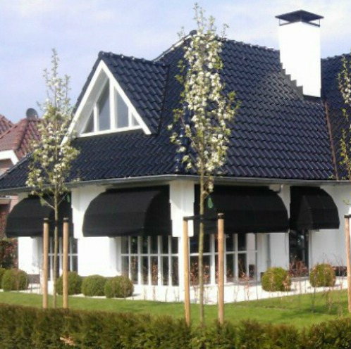 Markiezen zwart aan wit huis Hennie’s Zonwering