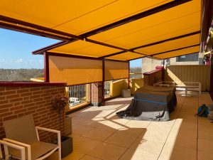 Pergolazonwering antraciet oranje geel Hennie's Zonwering