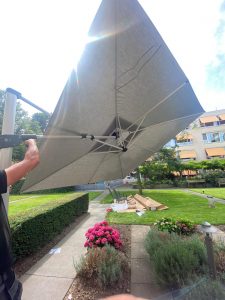 Grijze parasol Hennie's Zonwering