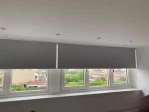 Grijze rolgordijnen Hennie's Zonwering